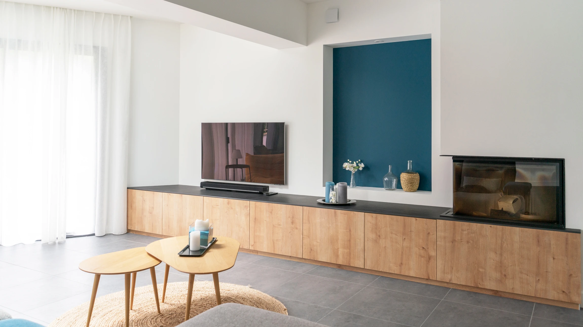 Extérieur de la maison moderne avec façade éclairée et ciel crépusculaire vibrant, avec un design élégant et jardin paysager avant